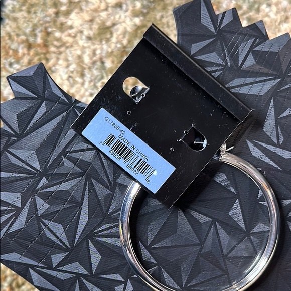 Guess Silver Statement Hoop Earrings 3 inch Hoop Silver NWT Gifts Silver Hoops - Picture 7 of 7